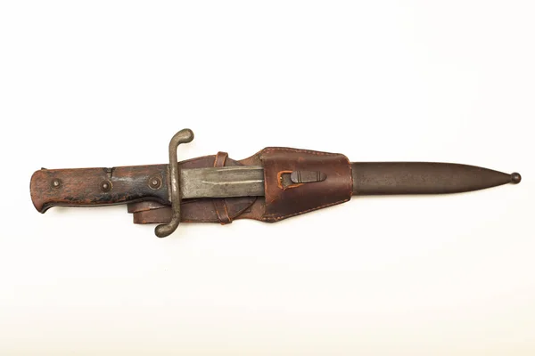 Close up vista da velha baioneta em scabbard — Fotografia de Stock