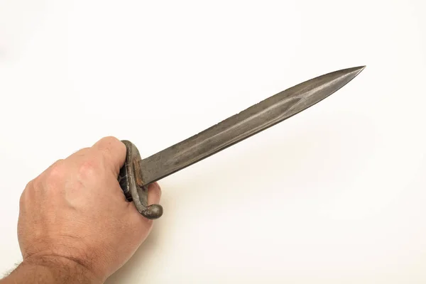Mão segurando idade baioneta em close-up vista — Fotografia de Stock