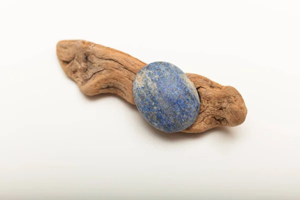 Een gepolijst diepblauwe lapis lazuli over hout — Stockfoto