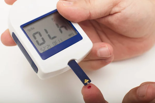 Man with diabetes using a portable glucose meter — Stock Photo, Image