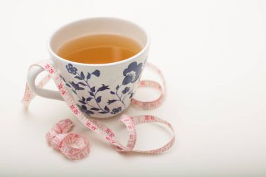 Bir fincan çay ile diyet için şerit metre