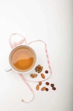 Çay ile çeşitli kuru fındık ve teyp