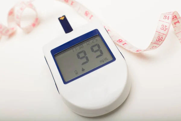 Přenosný krevní glukózy monitor pro diabetiky — Stock fotografie