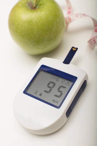 Hordozható vércukorszint-mérő, zöld alma — Stock Fotó