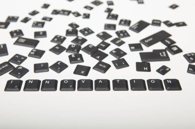 Gevşek dağınık alfasayısal anahtar kapakları