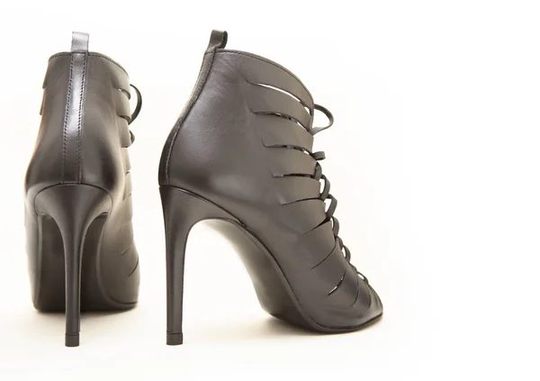 Elegante nero tacco alto scarpe da donna — Foto Stock