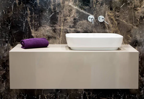 Havlu ayrıntı ile Modern bir banyo güzel iç 