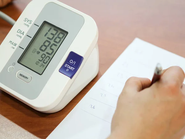 혈압 측정 및 복용 메모 — 스톡 사진