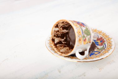 bir fincan Türk kahvesi, geleneksel olarak fal için kullanma