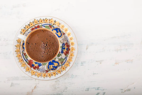 Uma xícara de café turco em surfac de madeira Fotos De Bancos De Imagens
