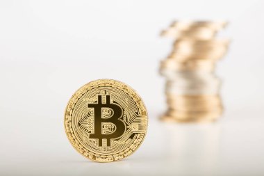 Bitcoins arka plan gri yüzeyi Tarih altın Bitcoin