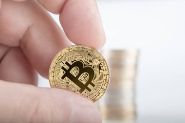 Altın Bitcoin bitcoins arka planda tutan üst düzey iş adamı