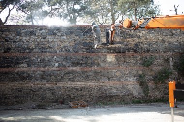 Su jeti basıncıyla duvarı temizlemek