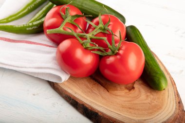 Demet kırmızı domates salatalık ve yeşil biber ile