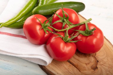 Demet kırmızı domates salatalık ve yeşil biber ile