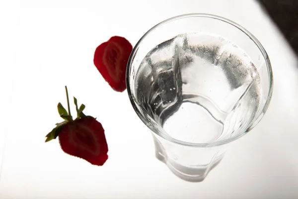 Un vaso de agua con fresa en rodajas —  Fotos de Stock