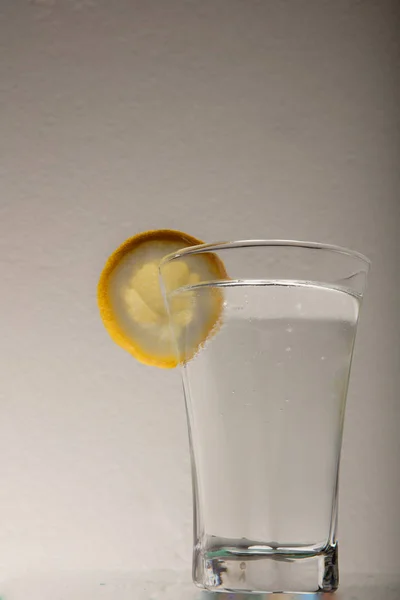 Bebidas minerales gaseosas y limón en vidrio aislado sobre blanco —  Fotos de Stock