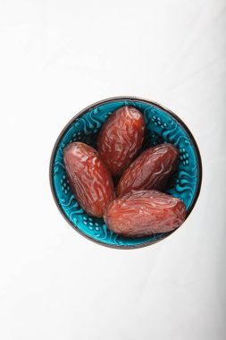 Beyaz arka planda tarihleri (hurma meyvelerini) kurutulmuş