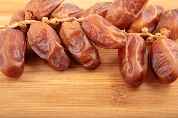 Fechas secas sobre fondo de madera. frutos de palma . — Foto de Stock