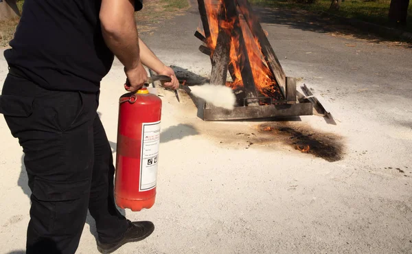 Joven Señalando Extintor Pólvora Hacia Adelante Hacia Fuego Una Situación — Foto de Stock