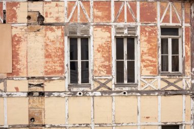 Eski bir ahşap cephe tuğla ev ile yıpranmış ahşap çerçeveli ve tuğla açığa sıva hasar