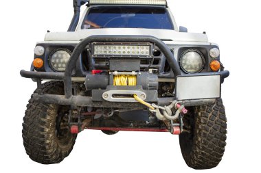 Beyaz arka planda izole edilmiş çamurlu 4x4 off-road arabasının ön görüntüsü