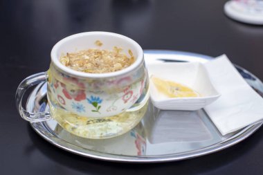 Limonlu ve ballı yasemin çayı. Bitki çayı serisi