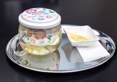 Limonlu ve ballı yasemin çayı. Bitki çayı serisi