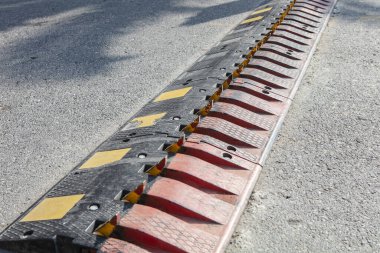 Dikenli bariyerler genellikle tek bir trafik şeridinde yön akışını sağlamak için kullanılır.. 