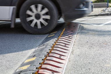 Dikenli bariyerler genellikle tek bir trafik şeridinde yön akışını sağlamak için kullanılır.. 