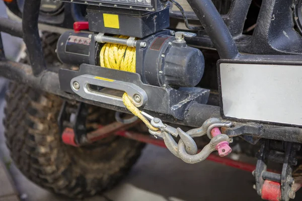 Çamurlu 4x4 off-road aracının ön görüntüsü, vinç detaylarını kapatın.