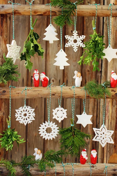 Decoración navideña al aire libre con estrellas, coníferas y adornos en una escalera de madera Imagen de stock