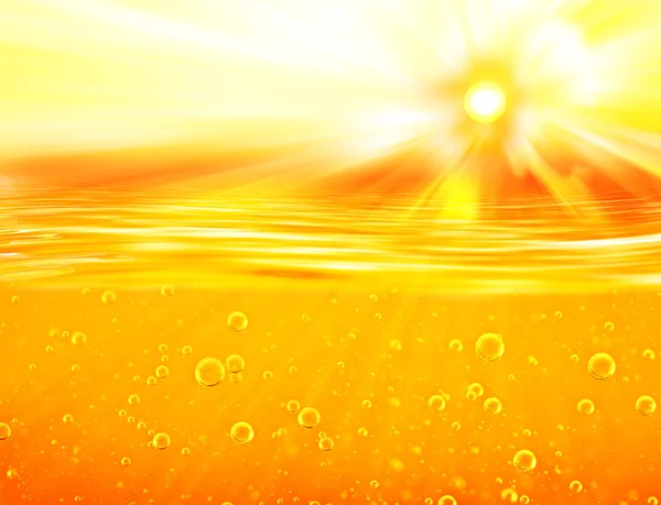 Miód na morze. Pomarańczowy, żółty płyn z pęcherzyków tlenu. — Zdjęcie stockowe