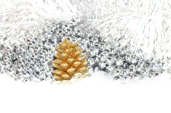 Perlen für Weihnachtsbaum, weißer Kranz, goldener Kegel — Stockfoto