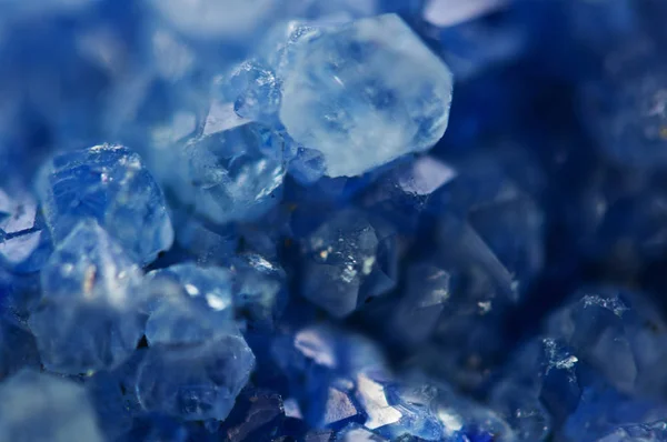 Dunkelblauer Kristall, natürliches Mineral, Makro — Stockfoto