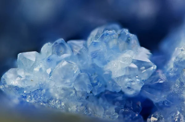Dunkelblauer Kristall, natürliches Mineral, Makro — Stockfoto