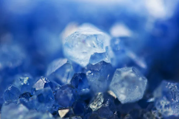 Cristal azul escuro, mineral natural, Macro — Fotografia de Stock