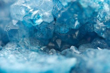 Akik cryptocrystalline kristal kuvars çeşididir. Makro