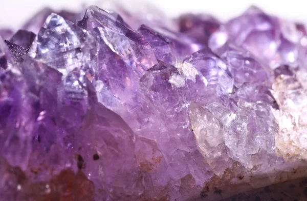 Ametista é uma variedade violeta de quartzo cristal. Macro — Fotografia de Stock