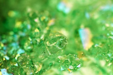 Arka plan yeşil kristalleri akik. Makro. 