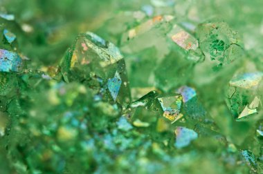 Arka plan yeşil kristalleri akik. Makro. 