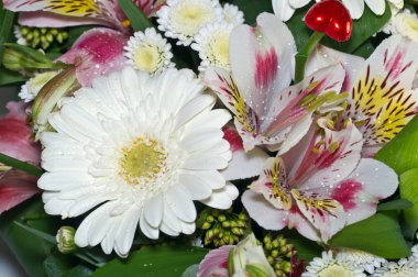 Demet çiçekler ve kırmızı kalpler