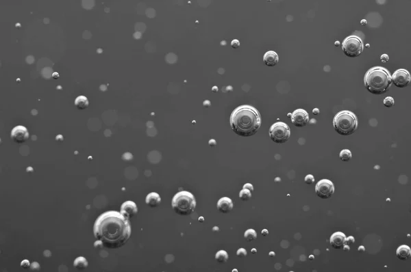 Underwater air bubbles in the black-and-white. Macro — Stock Photo, Image