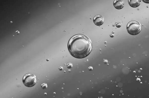 Onderwaterluchtbellen in het zwart-wit. Blauwe wijting — Stockfoto