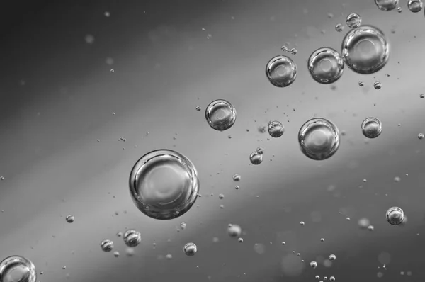 Burbujas de aire subacuáticas en blanco y negro. Macro — Foto de Stock