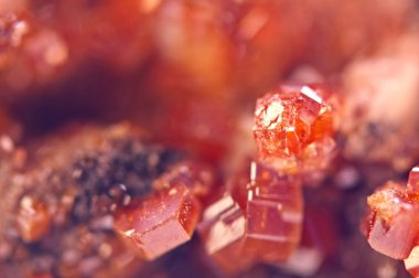 Mineraller büyüsü. Doku kırmızı arka plan kristalleri. Güzel dre