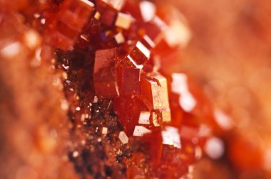 Mineraller büyüsü. Doku kırmızı arka plan kristalleri. Güzel dre