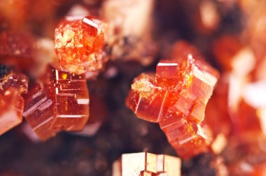 Mineraller büyüsü. Doku kırmızı arka plan kristalleri. Güzel dre