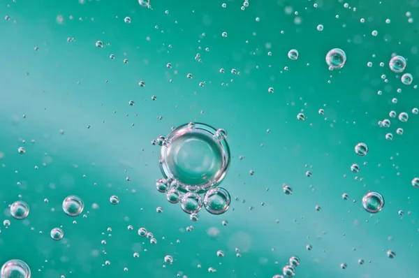 液体中の酸素や空気の泡 マクロだ 水の中の酸素泡 ターコイズの背景 生態系の概念 純度および液体または水に関連する他 — ストック写真