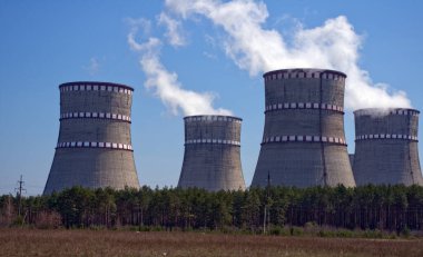 Atom reaktörü. Nükleer enerji santrali işletiyorum. Baca dumanı, mavi gökyüzü. Güç Üretimi